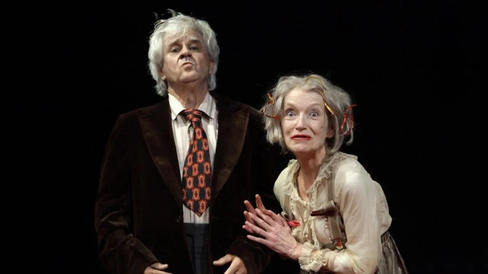 Erinnerungen, Vorwürfe, Phrasen: Poppet (Andreas Seyferth) und Semiramis (Margrit Carls) kreisen um sich selbst - und das Karussell wird immer schneller. (Foto: Hilde Lobinger)