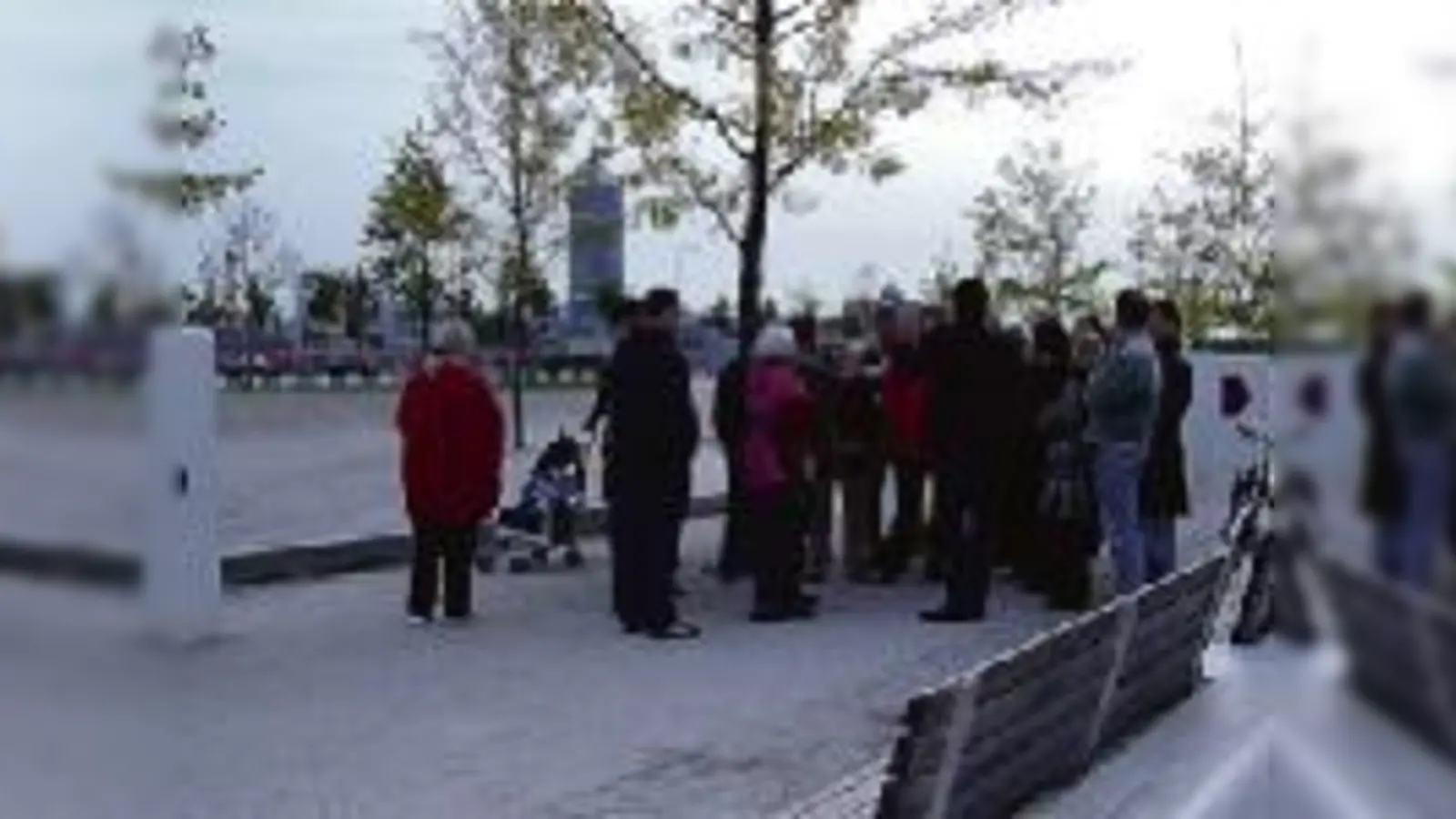 Vertreter der Stadt und der Architekt des Parks stellten sich den kritischen Fragen der Anwohner.	 (Foto: js)