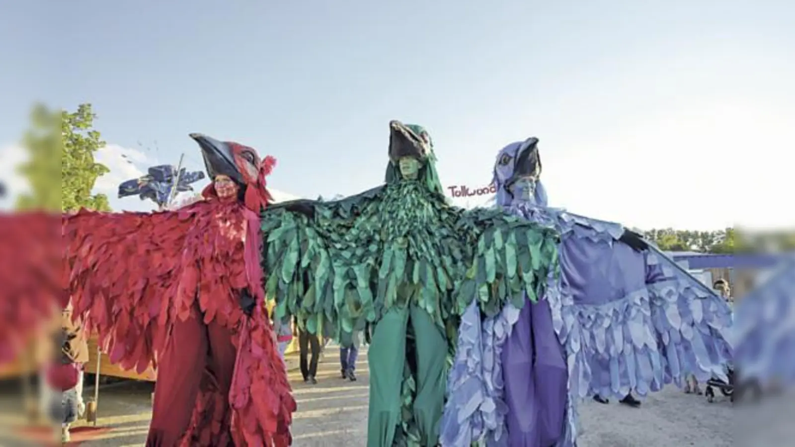 Unter diesen bunten Kostümen stecken die Surfer von »Skeleton Sea«, die aus Strandabfällen und Treibgut Kunstobjekte zaubern 	 (Foto: Bernd Wackerbauer)