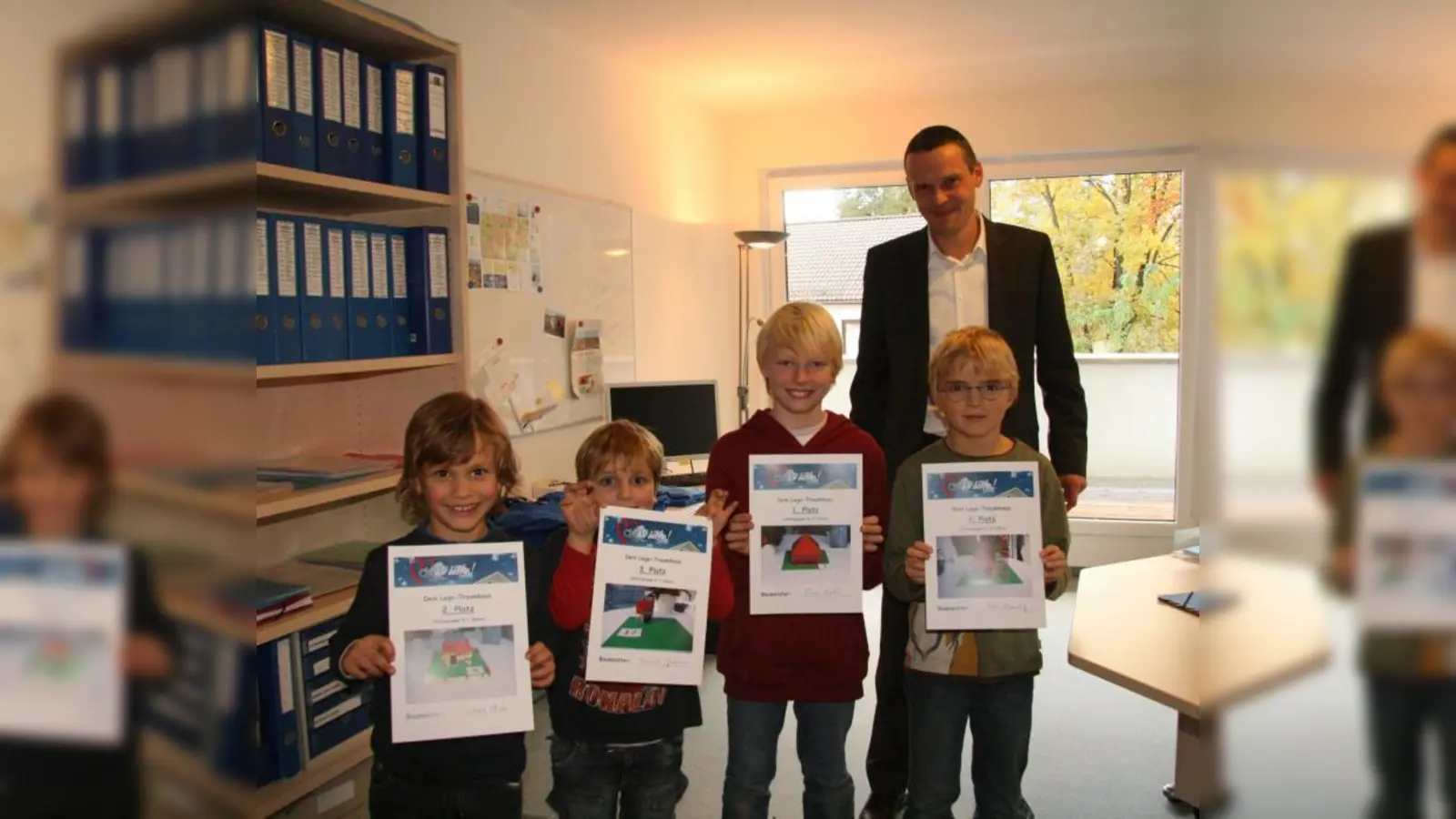 Lukas, Dominik, Tobias und Felix (v.l.) sind die Gewinner des Legohaus-Wettbewerbs im Rahmen der CKI-Aktion „Wir helfen!“. Im Hintergrund Christian Kortenbrede. (Foto: US)