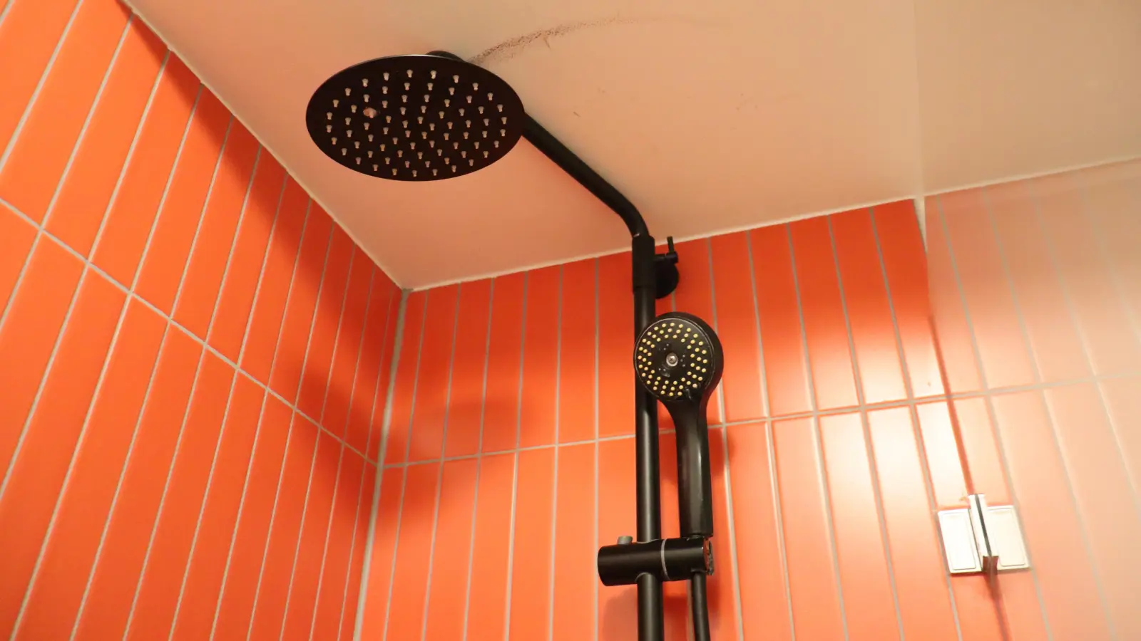 Die SWM raten in Hitzezeiten: Lieber mal duschen statt baden. So kann man in einem einzigen „Waschgang” schon bis zu 120 Liter Wasser sparen. (Foto: mha)