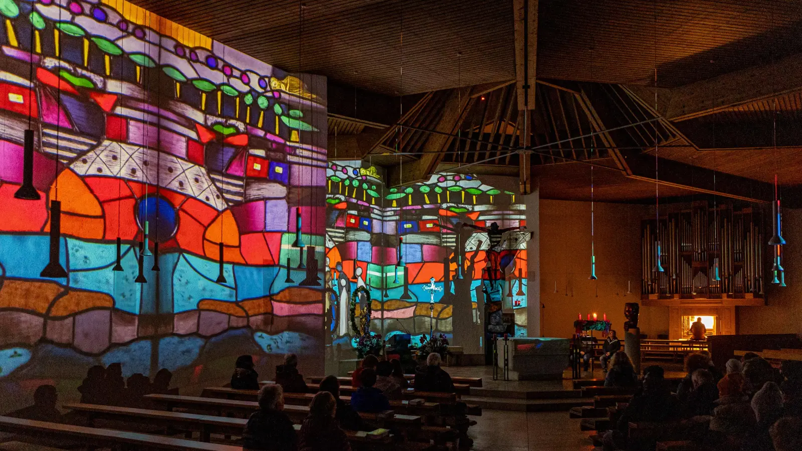 Die Adventsmeditationen mit großer animierter Lichtshow der Kirchenfenster von St. Stephan. (Foto: Fotoagentur Kiderle)
