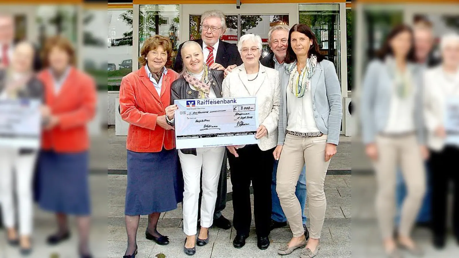 Über den Scheck freute sich der Hospizkreis (vorne von li. n. re.) Eva-Maria Stiebler, Gerlinde Tafelmeier, Dr. Barbara Senger, Barbara Mallmann, Dietmar Tafelmeier und Klaus Lössl (beide Lions). 	 (Foto: privat)