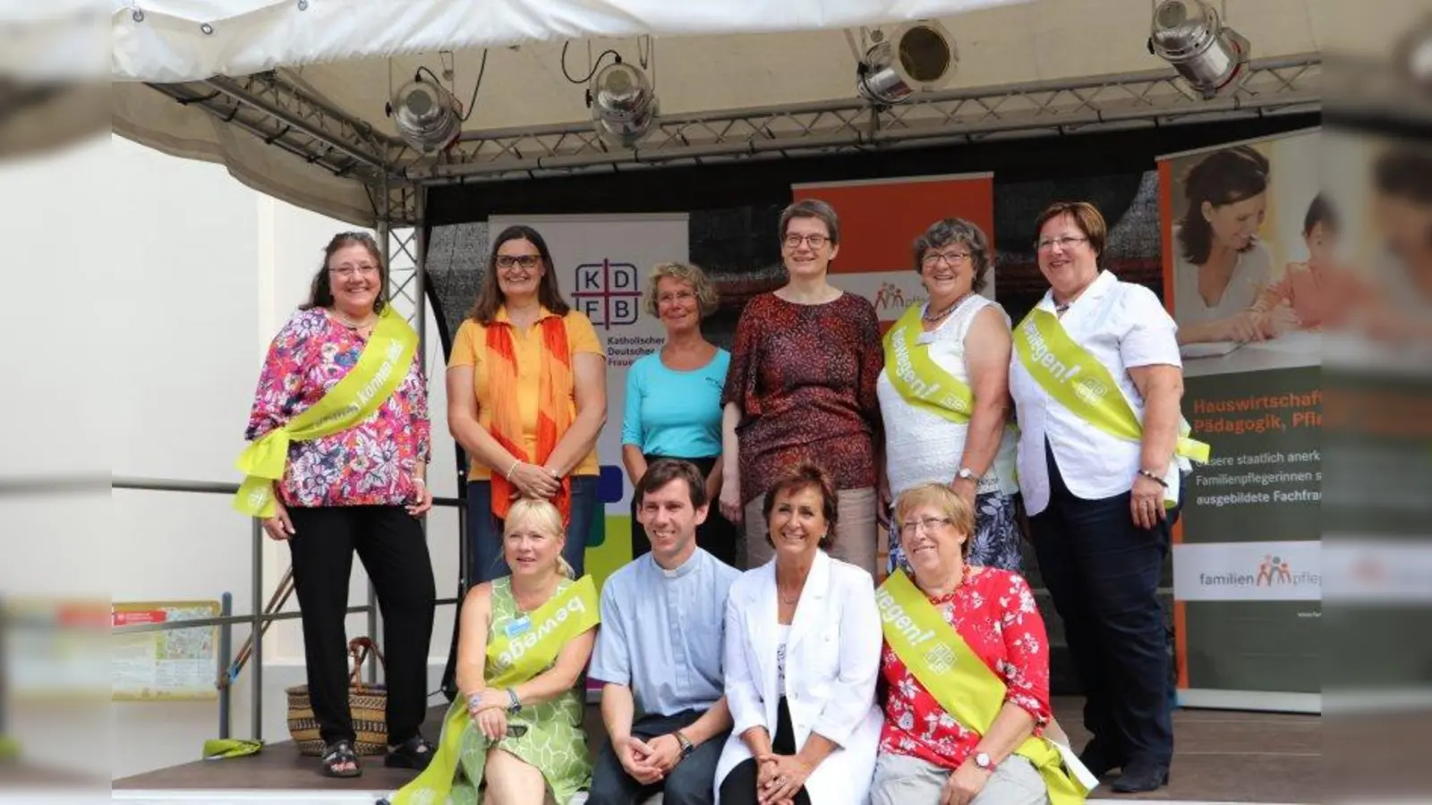 Hatten und haben Grund zum Feiern: die Damen der des Katholischen Frauenbundes in Weilheim. Seit 110 Jahren gibt es den Bund in Weilheim. Dazu gratulierte auch die dritte Bürgermeisterin Angelika Flock (sitzend, Drittr von links). (Foto: J. Schmidt)