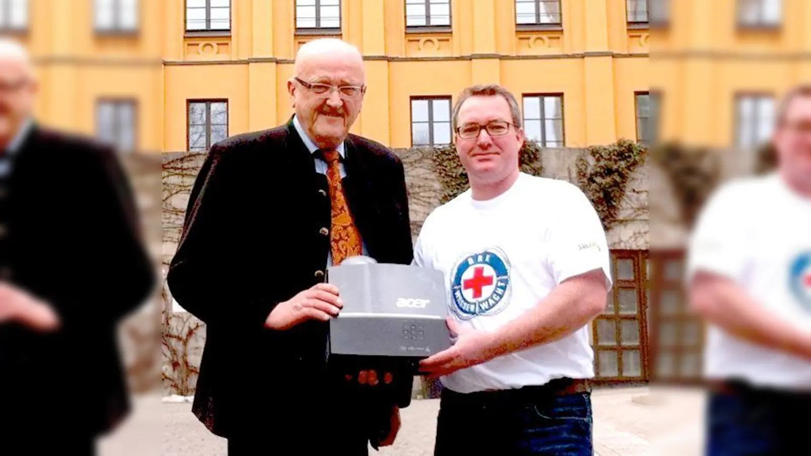 Jakob Schwimmer (li.) und Siegfried Ippisch bei der Übergabe des Ultrakurzdistanzbeamers. 	 (Foto: VA)