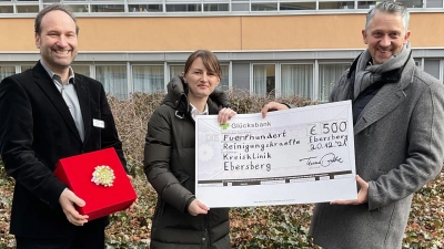 Stefan Huber, Geschäftsführer der Kreisklinik Ebersberg, und Dorothea Sigmunt, Leiterin der Hauswirtschaft, nahmen die Spende von Landtagsabgeordnetem Thomas Huber (v. li.) für die Reinigungskräfte der Kreisklinik entgegen. (Foto: kk)