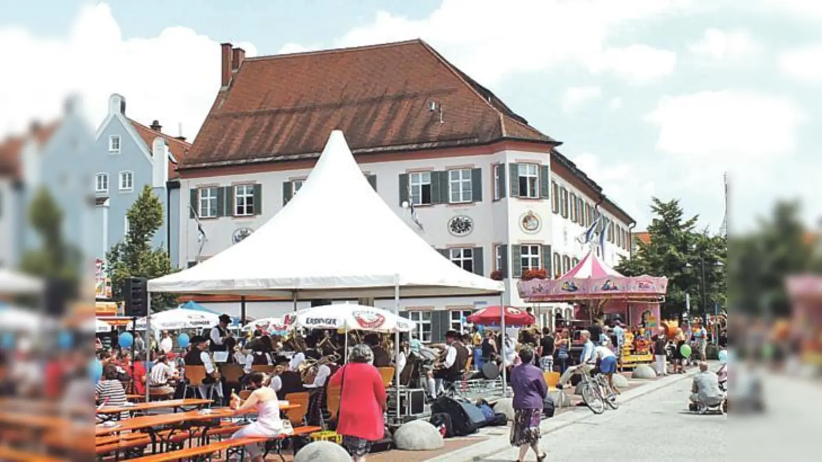 So viele Gäste hätten im Rathaus keinen Platz gehabt: Erding feierte am Sonntag. Man ist jetzt »Große Kreisstadt«. 	 (Foto: sy)