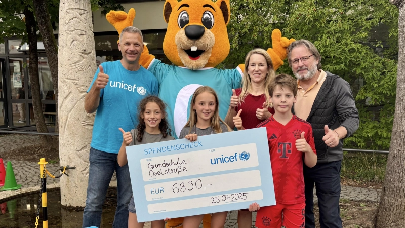 Spendenübergabe mit Maskottchen: Hansjörg Hegendorf von UNICEF, das Osel, Schulleiterin Nicole Hasenfuhs und Michael Unger vom Förderverein. (Foto: Ulrike Seiffert)