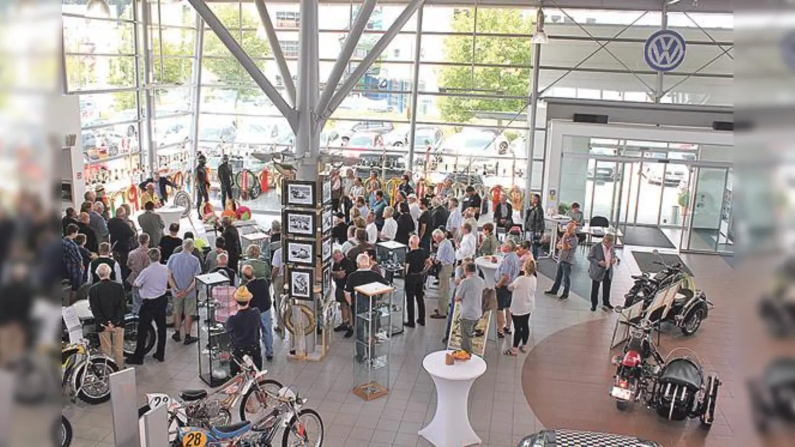 Zahlreiche Besucher und Rennfahrer drängten sich in der Ausstellungshalle um die Exponate. 	 (Foto: Otto Hartl)