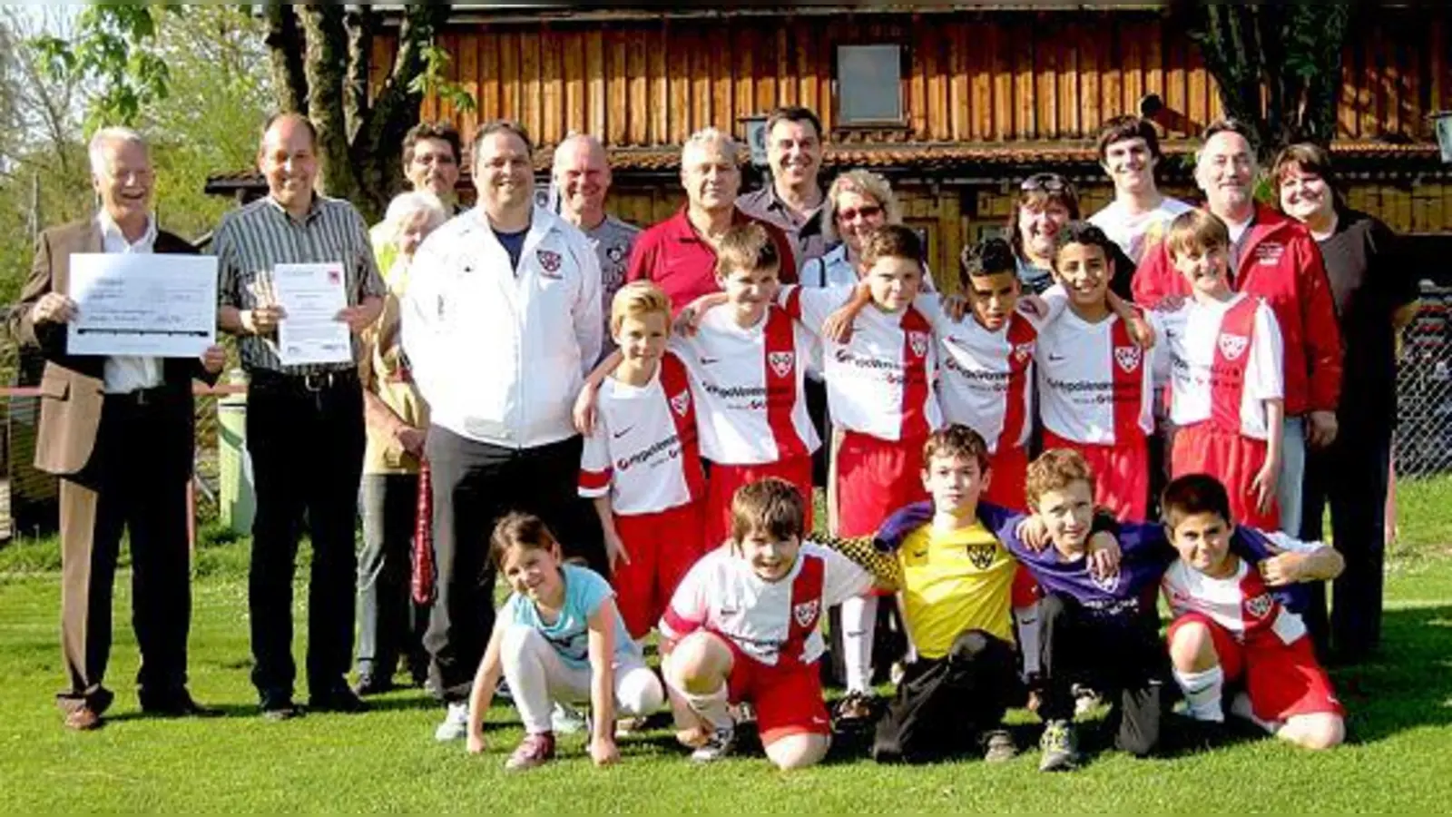 Martin Tscheu (Erster von links) und Bernhard Pröll (Zweiter von links) freuten sich mit der E2-Jugend, Sportsvereinsvorstand und Trainern sowie Mitgliedern der Familie Nindl und des SPD-Ortsvereins.	 (Foto: SPD-Ortsverein)