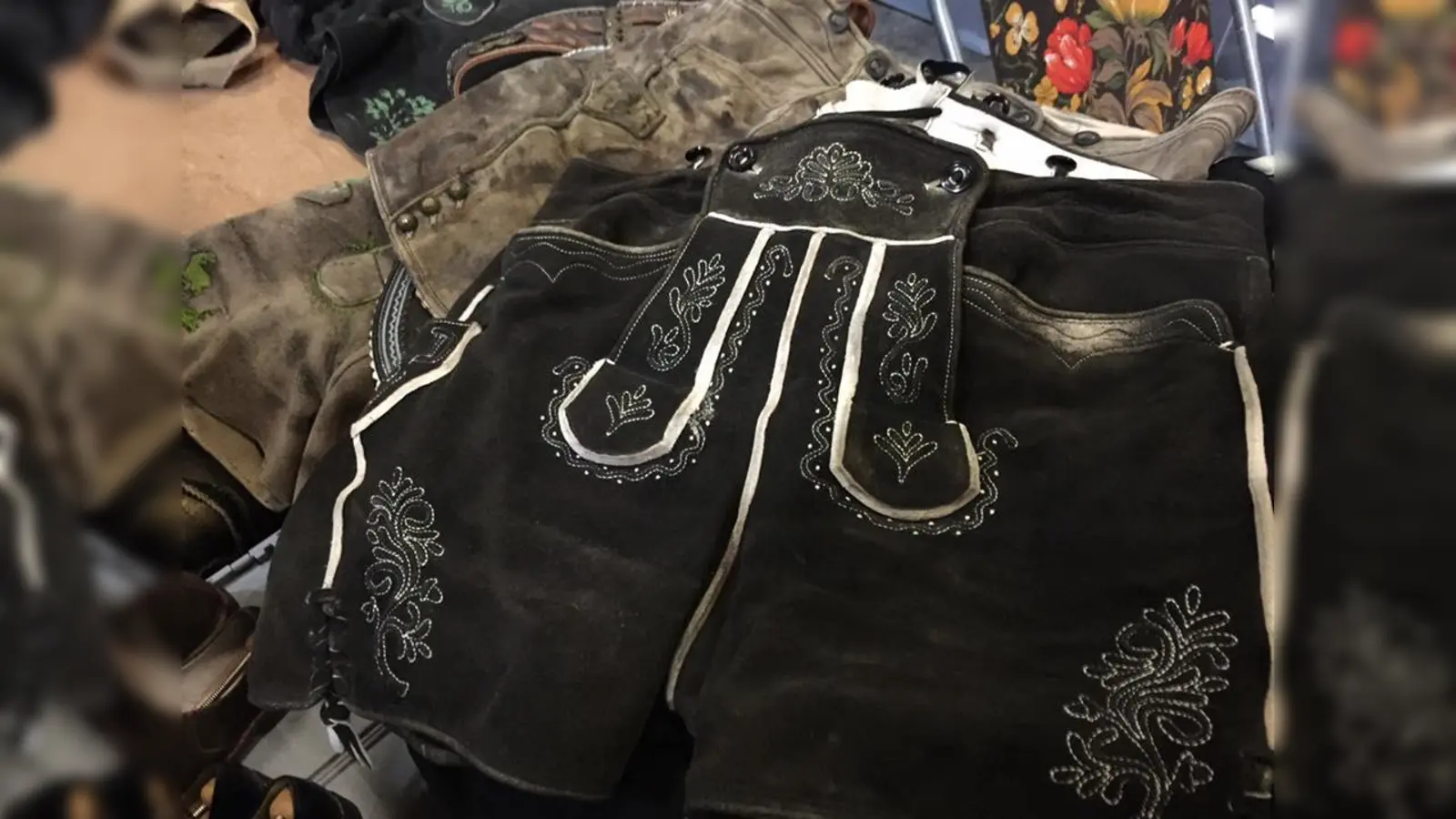 Wenn die Lederhose nicht mehr passt, oder das Dirndl zwickt, einfach beim Trachtenflohmarkt der Brauerei Aying verkaufen.  (Foto: VA)