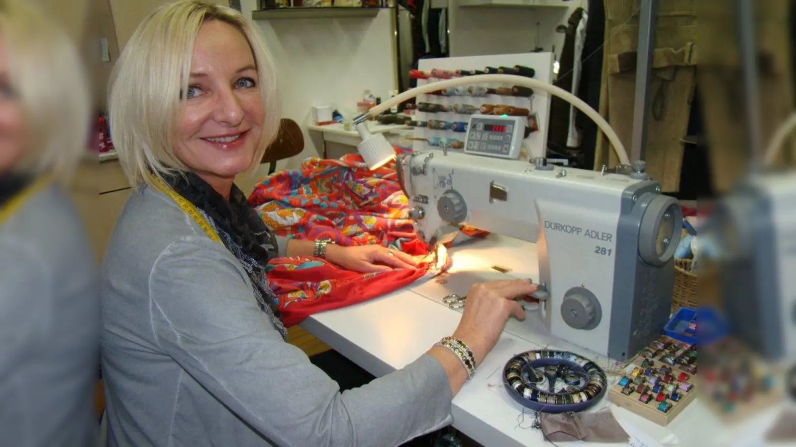 Christine Tesar an ihrer Nähmaschine. (Foto: pst)