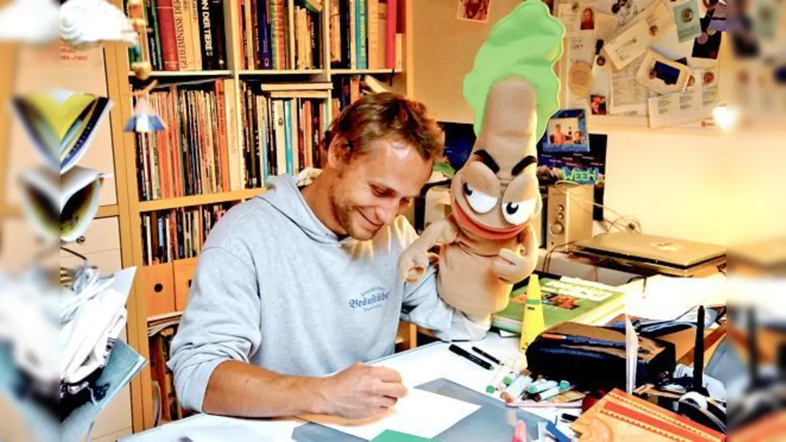 Der Vater von »Brot und Schwein«, Werner Härtl, bei der Arbeit. Ihm zur Seite steht das »Brot«, das den kreativen Prozess überwacht. 	 (Foto: hw)