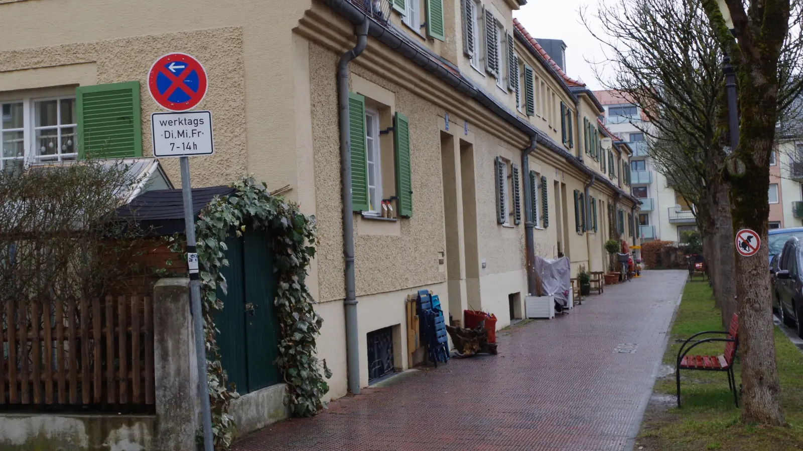 Das alte Haltverbotsschild in der Gunzenlehstraße steht und gilt noch, obwohl die Müllabfuhr ihre Abholzeiten geändert hat. (Foto: Beatrix Köber)