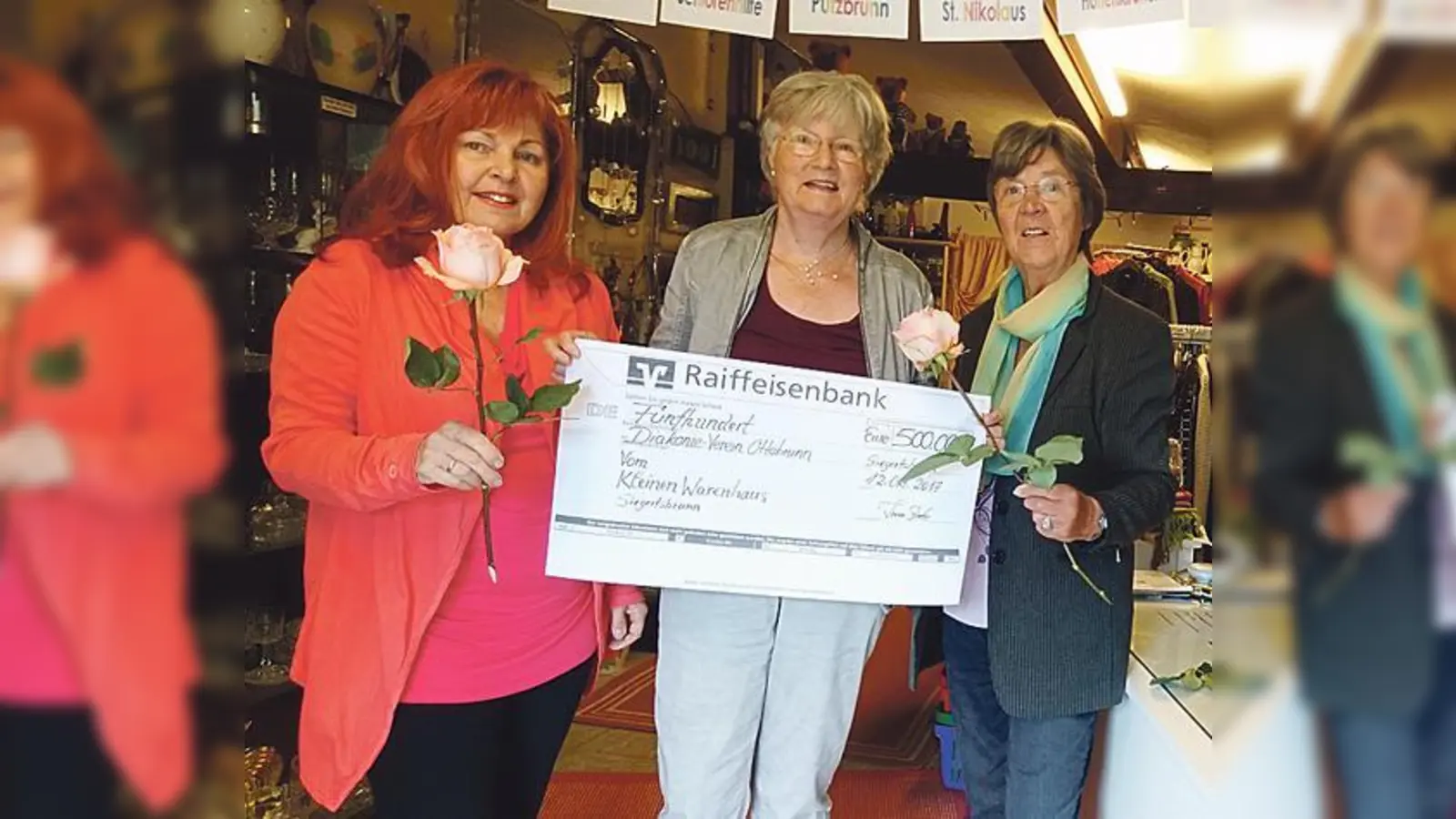 Überreichung eines Schecks über 500 Euro durch Helga Träger (r.) und Irene Steele (l.) an Ines Imhoff (Mitte), Spendenbeauftragte des Diakonieverein Ottobrunn-Neubiberg-Höhenkirchen e.V. für das Pflegezentrum St. Michael.  (Foto: Privat)