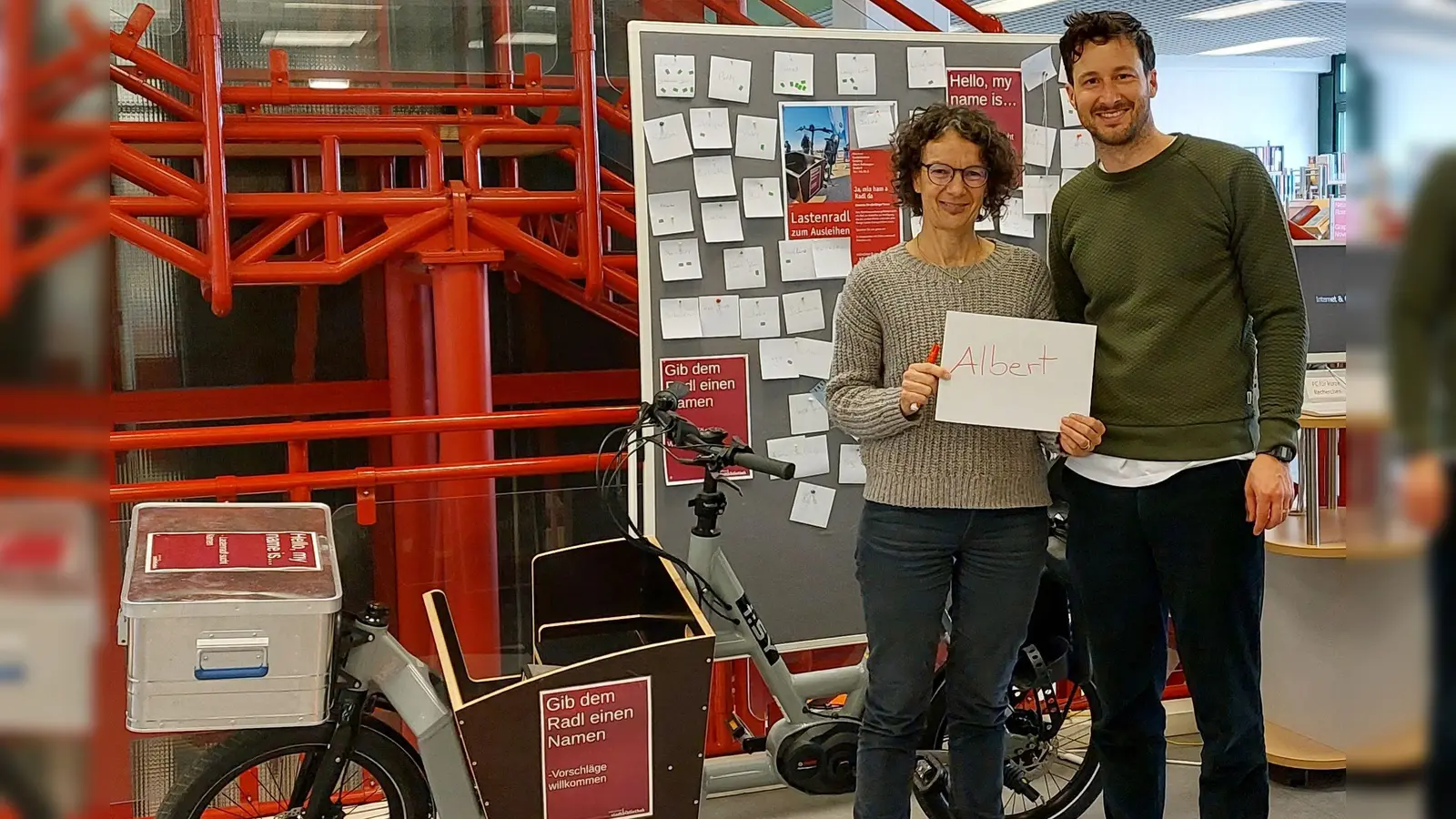 Barbara Kreder, Leiterin der Stadtteilbibliothek Sendling, und Lukas Raffl (GRÜNE), Radbeauftragter des BA 6, freuen sich über das neue Lastenfahrrad Albert. (Foto: privat)