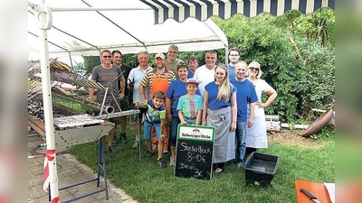 Die fleißige Mannschaft der Bürgervereinigung, die die zahlreichen Gäste mit Makrelen versorgte.	 (F.: privat)