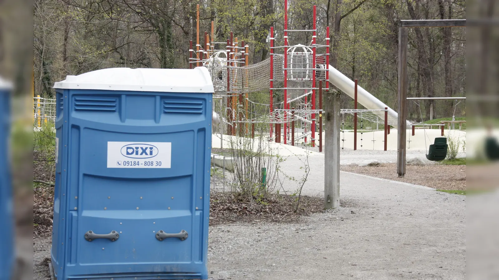 Vor dem Seidenspinner-Spielplatz wurde ein Jahr nach dessen Eröffnung ein Dixi-Klo aufgestellt. (Foto: job)