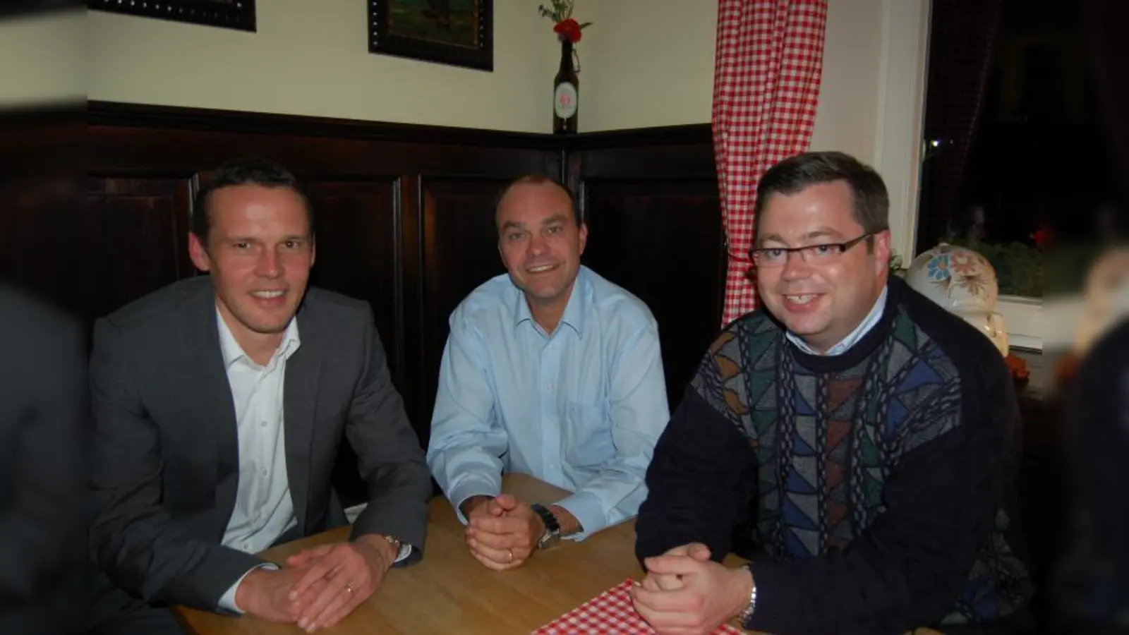 Die Vorsitzenden der Wirtschaftsvereine (v.l.) Christian Kortenbrede (W.I.P.-Planegg), Dr. Oliver Bär (WCN-Neuried) und Michael Blaudszun (AGG-Gräfelfing) bei ihrem strategischen Treffen in Neuried. (Foto: WCN)