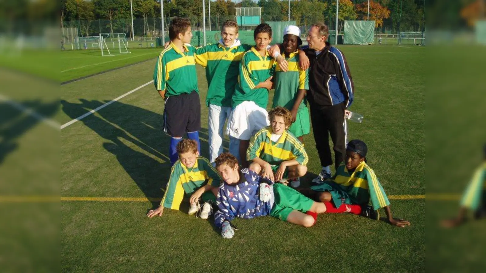 So fing alles an: In der städtischen Gemeinschaftsunterkunft (GU) für Bürgerkriegsflüchtlinge und Asylbewerber in der Bodenehrstrasse am Harras gründeten Hans-Peter Niessner und Rüdiger Heid 1995 das Fußball-Team „Harras Bulls” – mit Spielern um Kastriot, Alem, Enes, Hassan, Sefik, Mehmedalia und den etwas jüngeren „Harras Boys” Hasudin, Muharem, Elvis, Ali, Hamudi, Shukri und Venhar, die heute als „Harras Classics” noch immer bei buntkicktgut spielen. (Foto: pi)