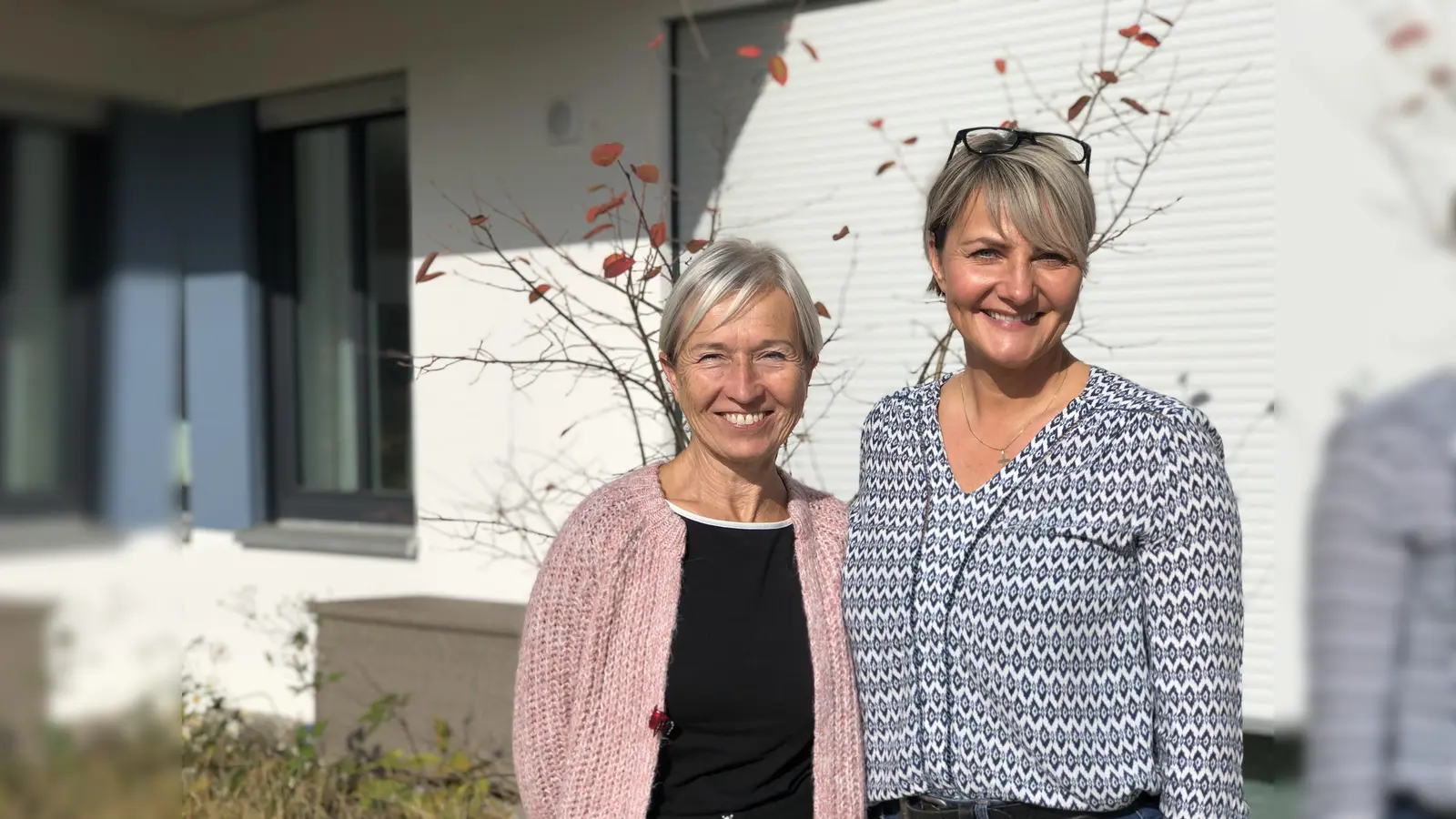 Vlasta Beck (l.) von der Maro-Genossenschaft unterstützt das Angehörigen-Gremium der Demenz-WG in Oberhaching. Tosca Buchalik (r.) gehört zu den engagierten Angehörigen, die dort fleißig mitarbeiten. (Foto: he)