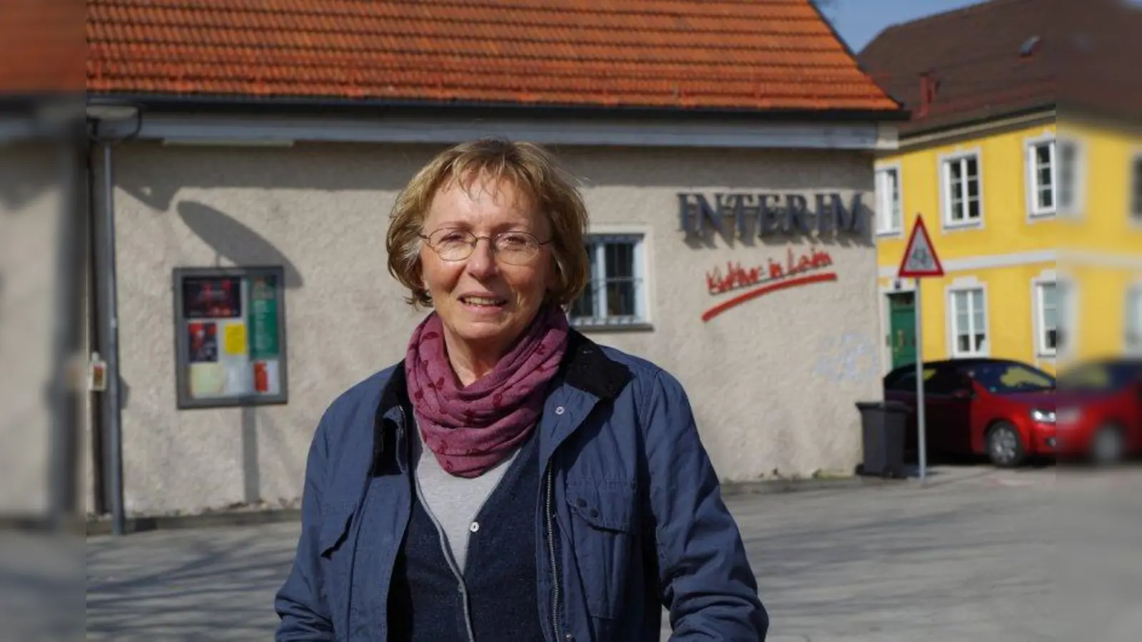 Elfi Freudenreich erklärt sich bereit, einen Laimer Bücherschrank zu betreuen. Am Laimer Anger könnten die Stadtteilbewohner künftig ihre gelesenen Bücher im öffentlichen Schrank abgeben und kostenlos welche mitnehmen. (Foto: kö)
