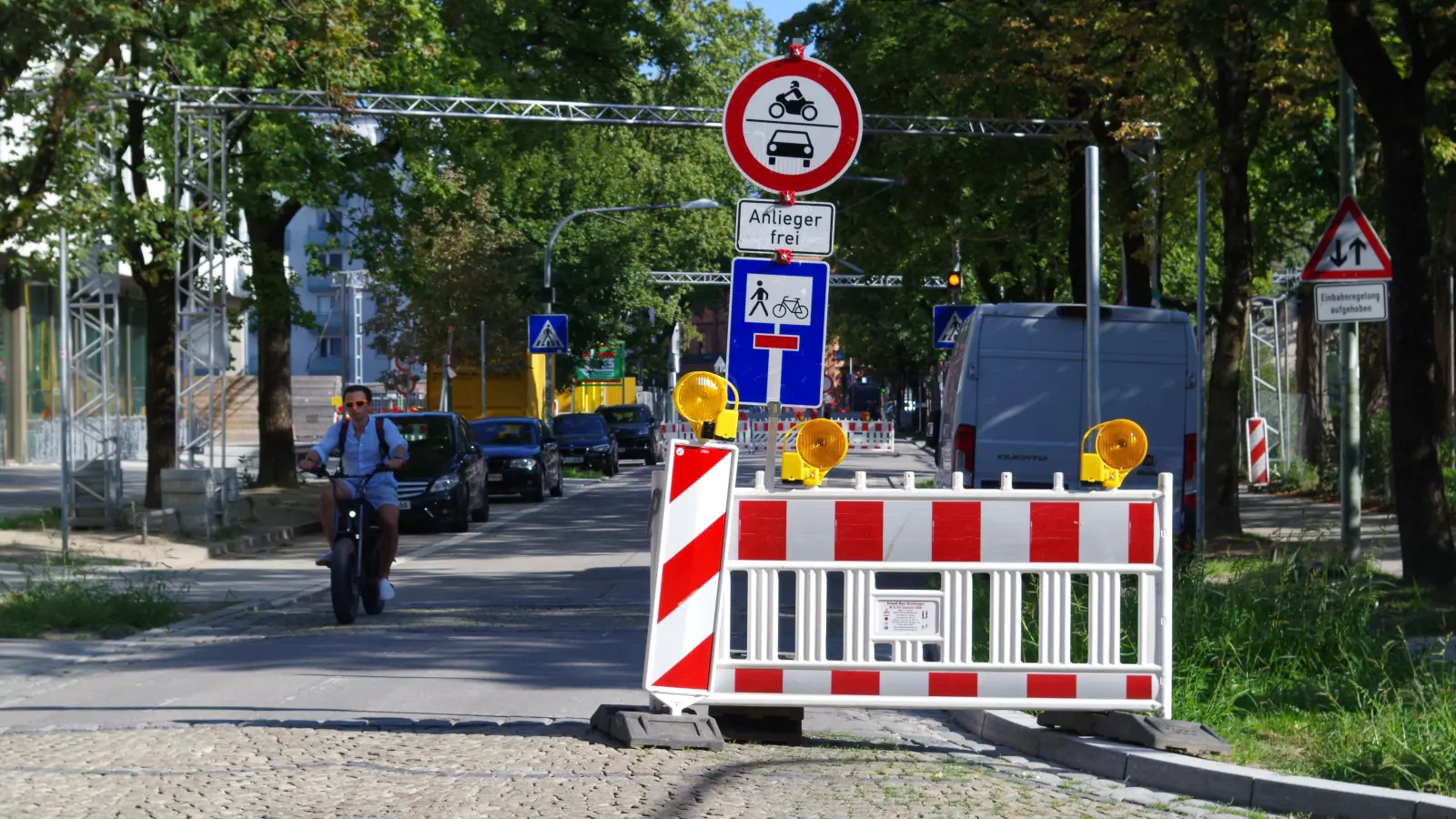Das Mobilitätsreferat entsprach dem Wunsch vieler Eltern und auch des Bezirksausschusses und sperrte die Albrechtstraße für den Kfz-Verkehr. (Foto: Beatrix Köber)