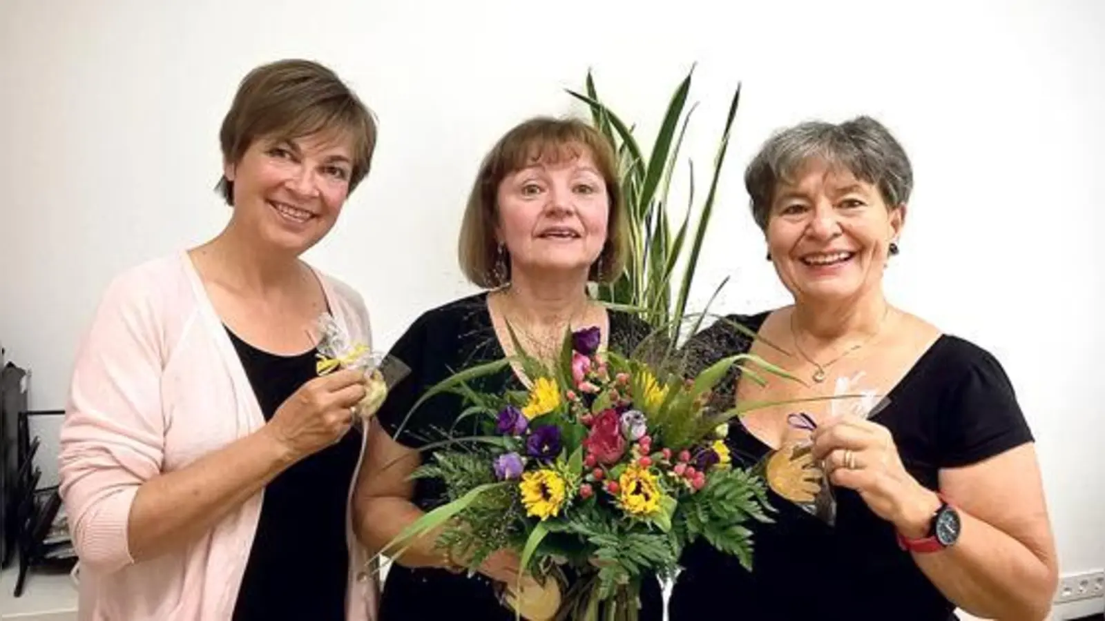Das neue Mitglied Marion Schmidt Aßmann (Mitte) Dagmar Richter (links) und Monika  Malinowski (Gründungsmitglied von hand in hand in haar e. V.).	 (Foto: Monika Malinowski)