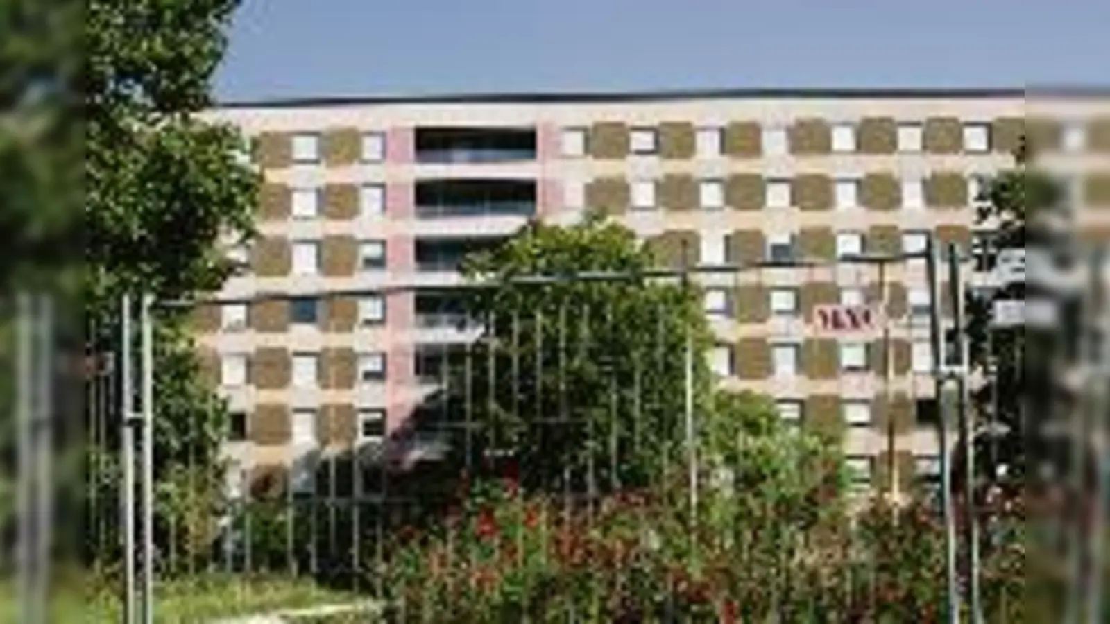 Noch steht das abrissbereite Altenheim an der Effnerstraße. Der CSU dauert das alles zu lange. Woran es ihrer Meinung nach hängt, erklärt sie am Samstag.  (Foto: ak)
