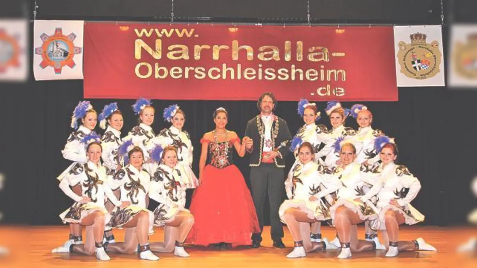 Die Tänzer der Narrhalla rahmen das Prinzenpaar Yalda I. und Benjamin I. ein.	 (Foto: Verein)