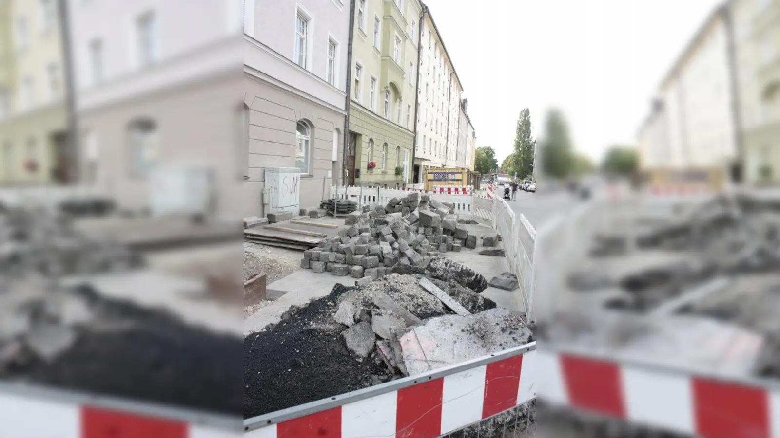 Derzeit wird in der Schöttlstraße eine Wasserleitung verlegt. Die Bürger wünschen sich hier auch ein paar Bäume. (Foto: job)