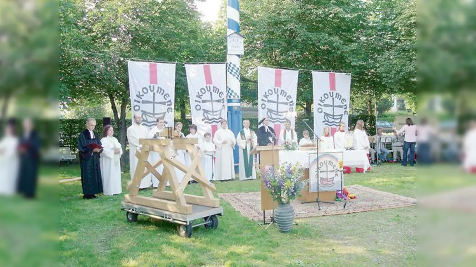 Seelsorgeteams und Ministranten der vier Ottobrunner Pfarreien, im Vordergrund die Ottobrunner Ökumeneglocke in ihrem fahrbaren Glockenstuhl.  (Foto: Privat)