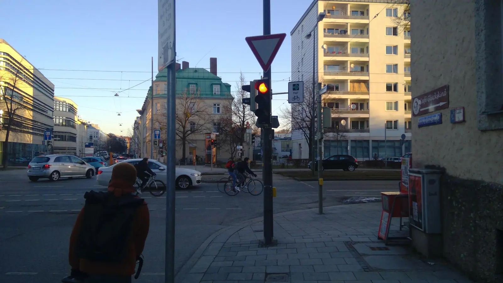 Auf Höhe des Klinikums rechts der Isar haben Radfahrer jetzt die Möglichkeit, auch bei roter Ampel nach rechts in die Einsteinstraße abzubiegen. (Foto: bs)