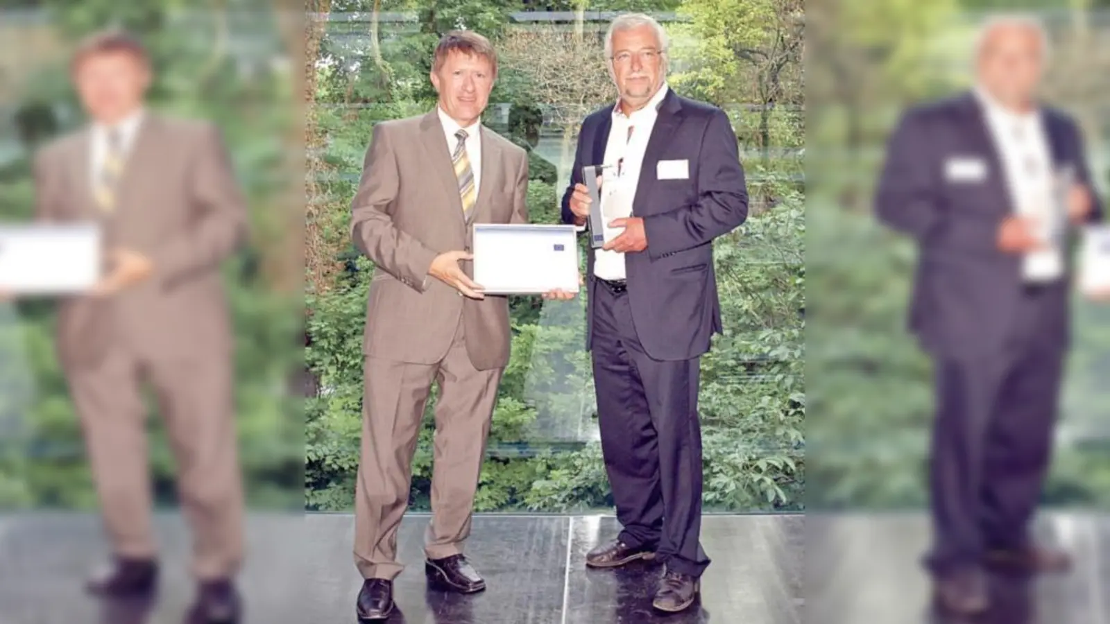 Ministerialdirektor Wolfgang Lazik überreicht Bürgermeister Helmut Dworzak die Auszeichnung.   (F.: Privat)