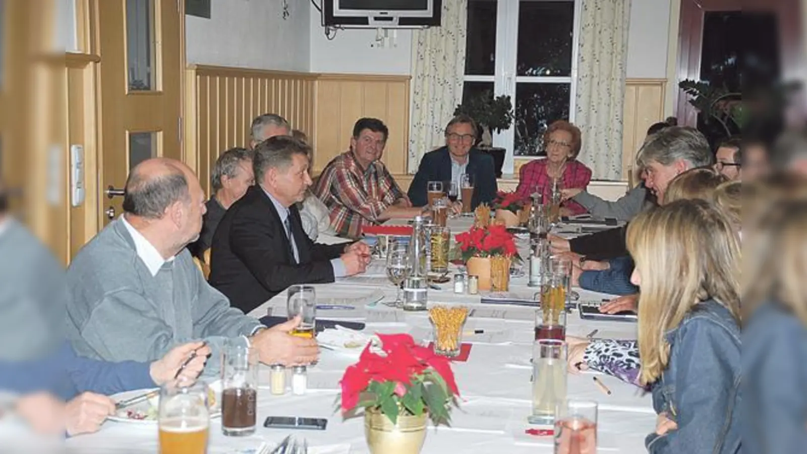 Bürgermeister Klaus Korneder im Gespräch mit den Vorsitzenden der Grasbrunner Vereine im Wirtshaus am Sportpark. 	 (Foto: privat)