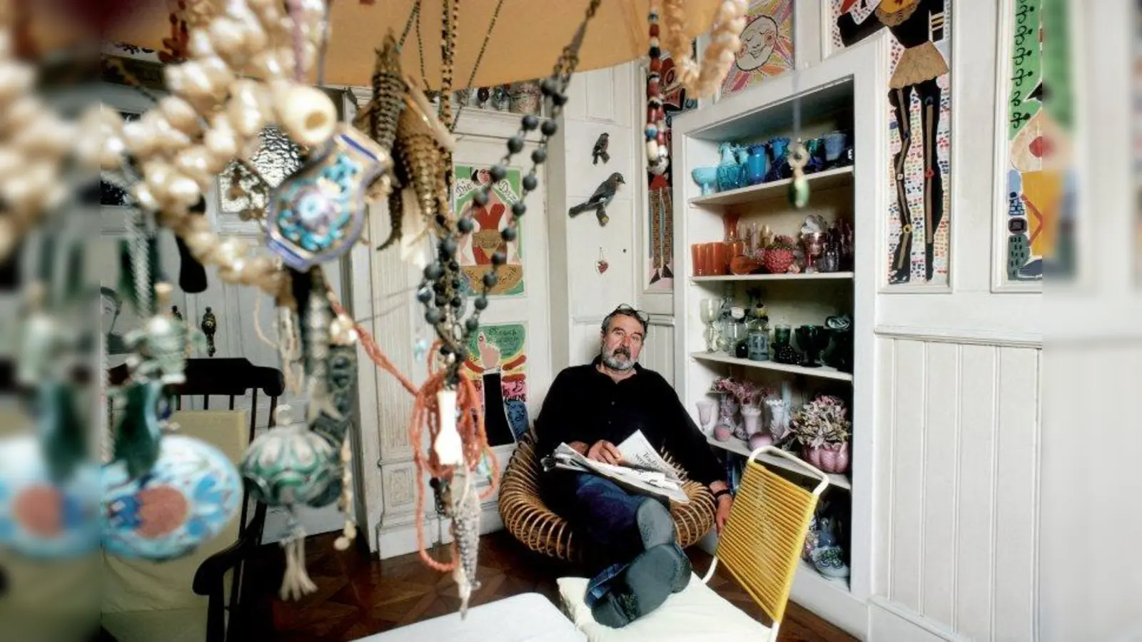 Lothar-Günther Buchheim in seinem Esszimmer in Feldafing, 1970er Jahre. Anlässlich seines 100. Geburtstages gab es einen Festakt im Buchheim-Museum. (Foto: Diethild Buchheim, Buchheim Museum der Phantasie, Bernried am Starnberger See)
