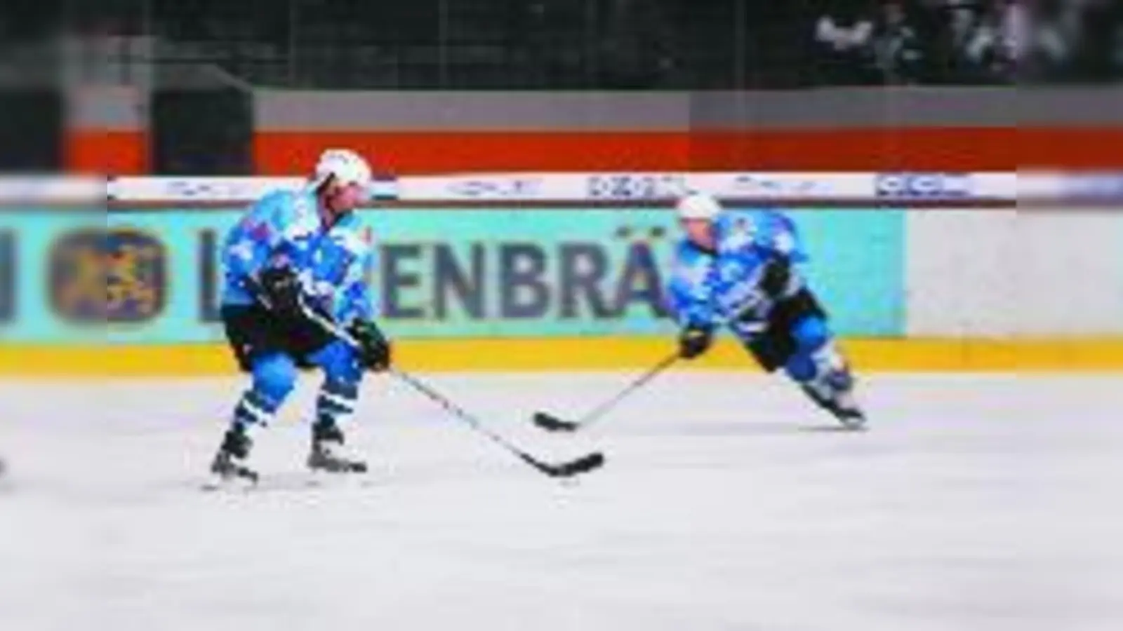 EHC -  (Foto: Endlich fährt der EHC wieder auf der Siegesstraße.)