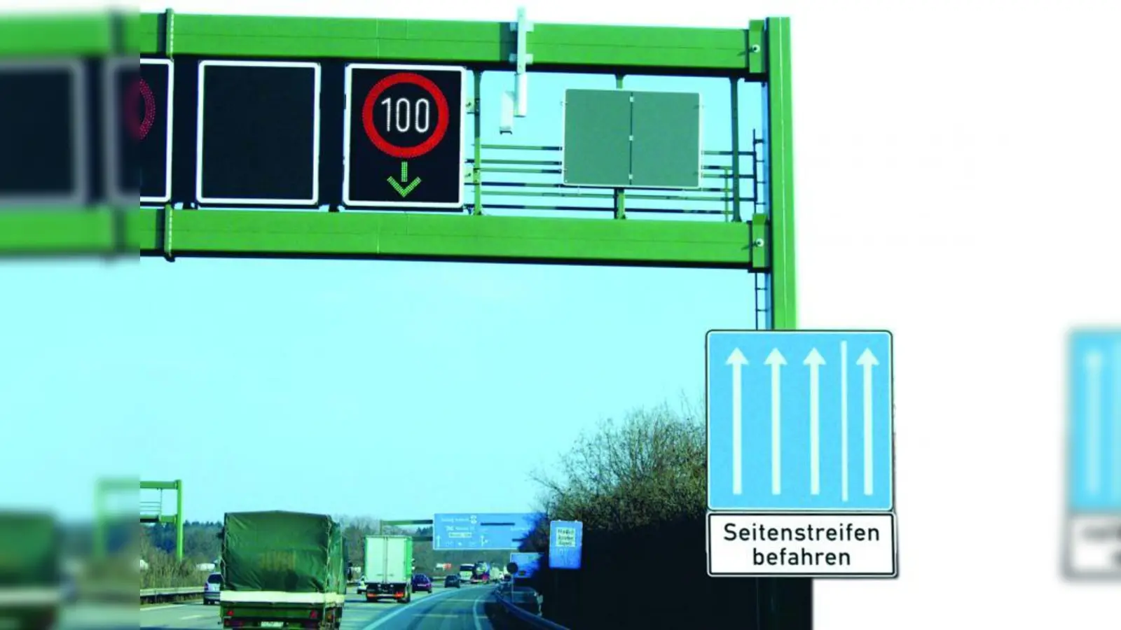 Freigabe des Seitenstreifens: Nur dann ist das Befahren erlaubt. Wer im Stau dagegen verstößt, muss mit einem Bußgeld und Punkten rechnen. (Foto: ADAC)