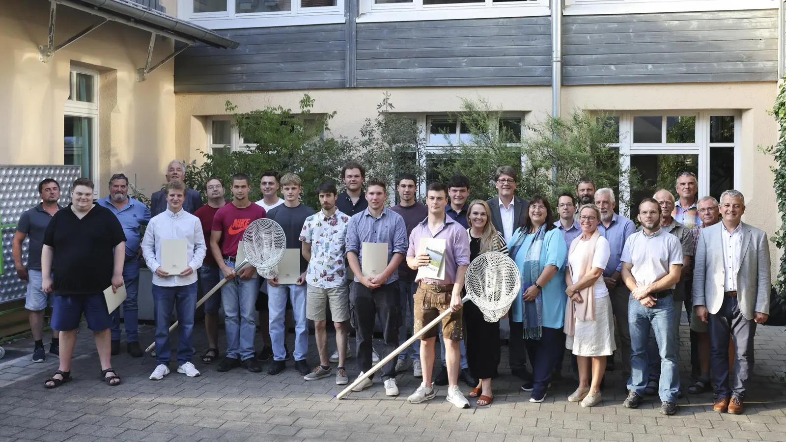 Die erfolgreichen Absolventen mit den Ausbildern und Gratulanten in Starnberg. (Foto: Birgit Gleixner/LfL)