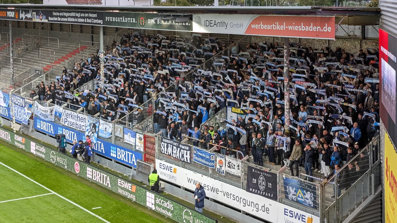Enttäuscht: Auswärtsfahrende des TSV 1860 München in Wiesbaden.  (Foto: M. Forster)