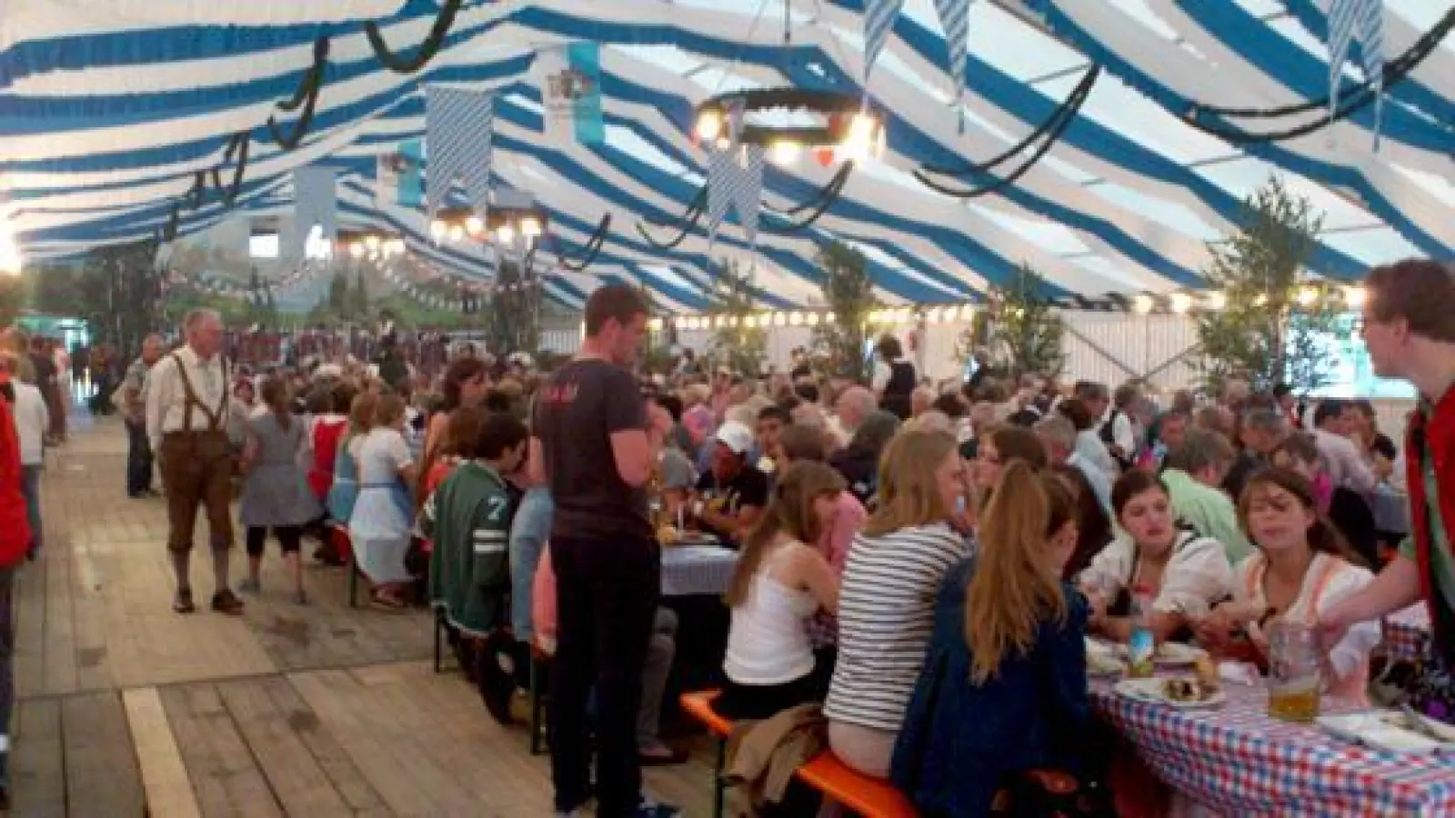 Die Besucher des Vaterstettener Volksfestes werden auch dieses Jahr wieder in bewährter  Manier auf dem Festplatz bewirtet. 	 (Foto: VA)