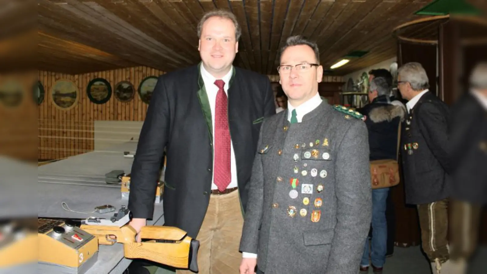 Der erste Schuss gebührte Bürgermeister Christoph Göbel. Er bekam eine Einweisung vom Vorstand des Schützenvereins Erich Langner (v.l.). (Foto: US)