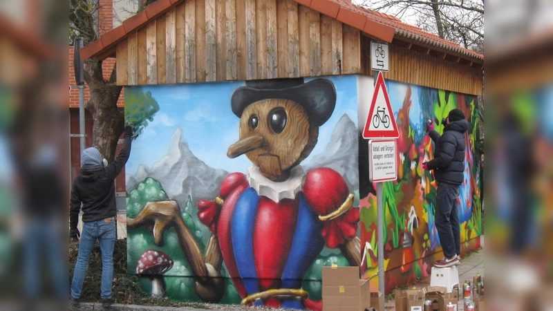 Das sind die "vermummten" Sprayer mit ihrem Kunstwerk. (Foto: privat)