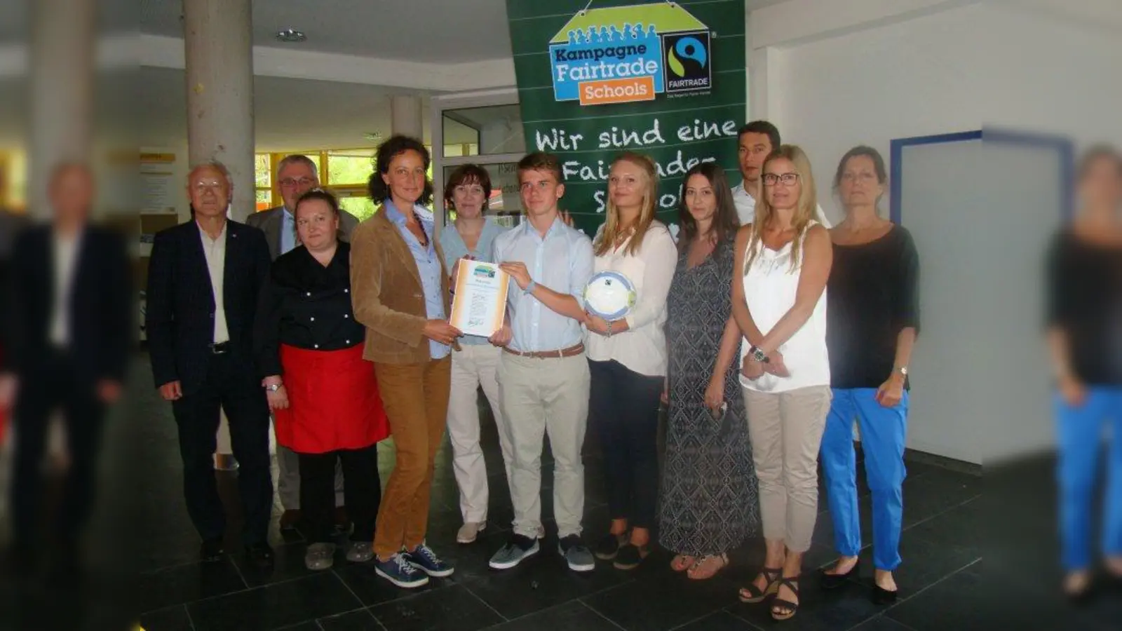 Die Fair-Trade-Gruppe und Vertreter des Carl-Spitzweg-Gymnasiums bei der Zertifizierung im letzten Sommer. (Foto: pst)