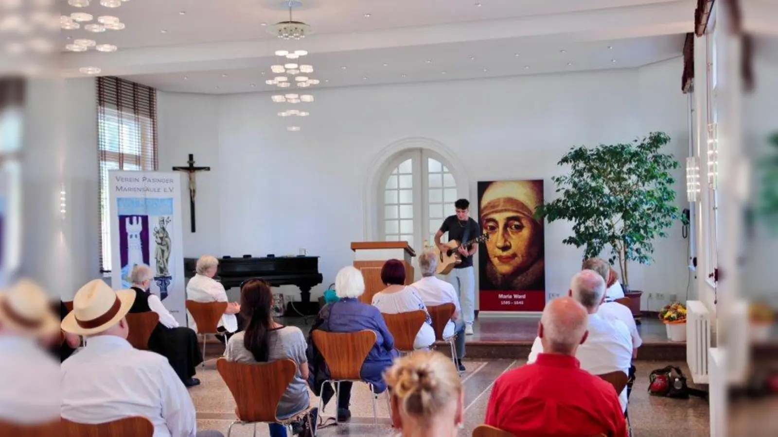 Preisverleihung im wunderschönen Saal der Congregatio: Jungmusiker Levent Geiger spielte einiges aus seinem Repertoire. (Foto: us)