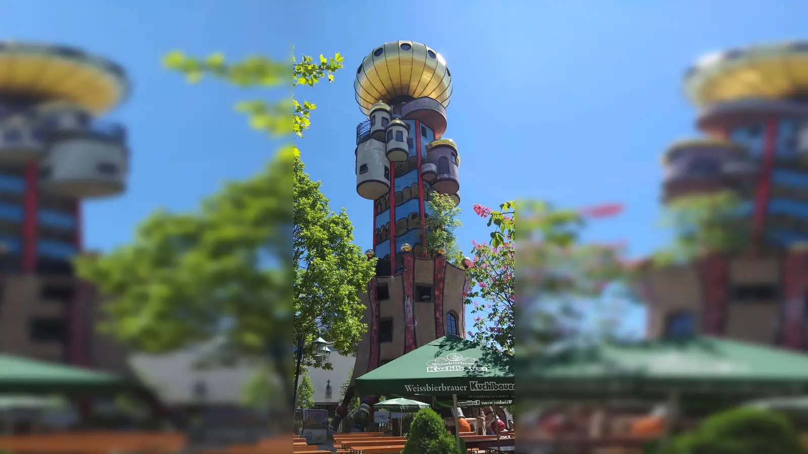 Auf ihrem Ausflug besichtigen die Teilnehmer unter anderem den Hundertwasser-Turm der Brauerei Kuchlbauer Abensberg. (Foto: SKK-Grafing)