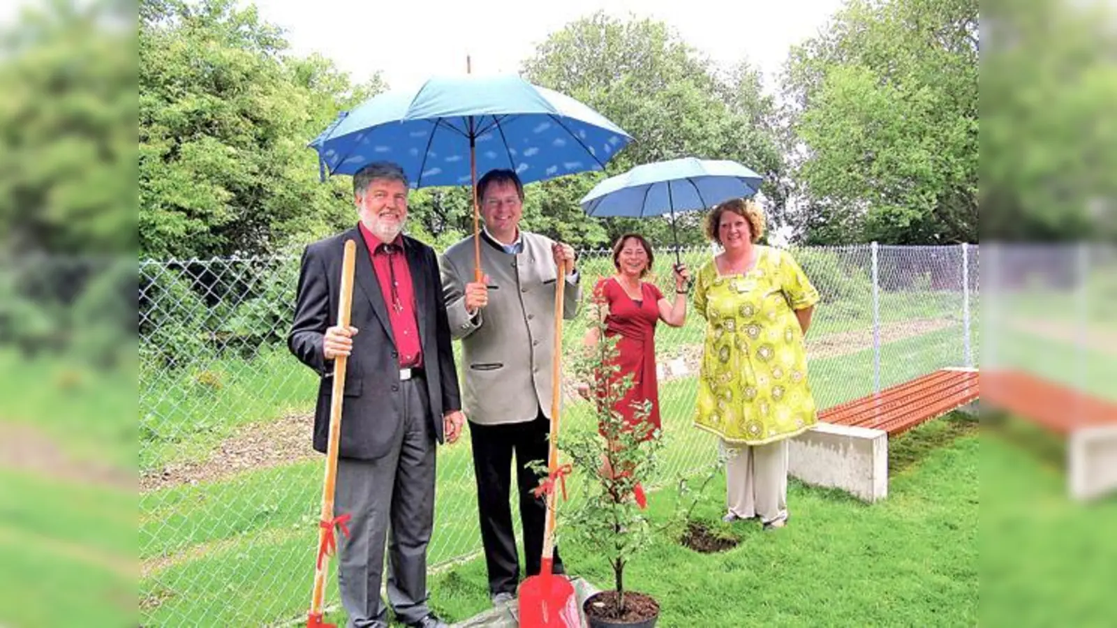 Willibald Riedmann, Bürgermeister Wolfgang Panzer, Silke Kapischke und Petra Band bei der Baumpflanzung in der neu eröffneten Krippe. 	 (Foto: hw)