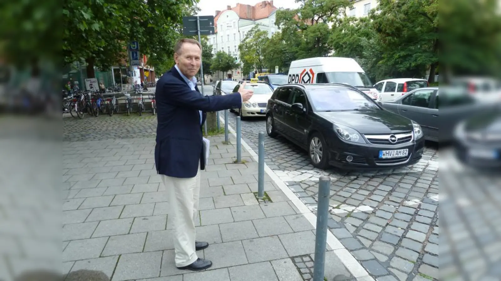 Martin Hochleiter möchte mit seiner Bürgerinitiative verhindern, dass am Rotkreuzplatz eine Autospur gesperrt wird. (Foto: sb)