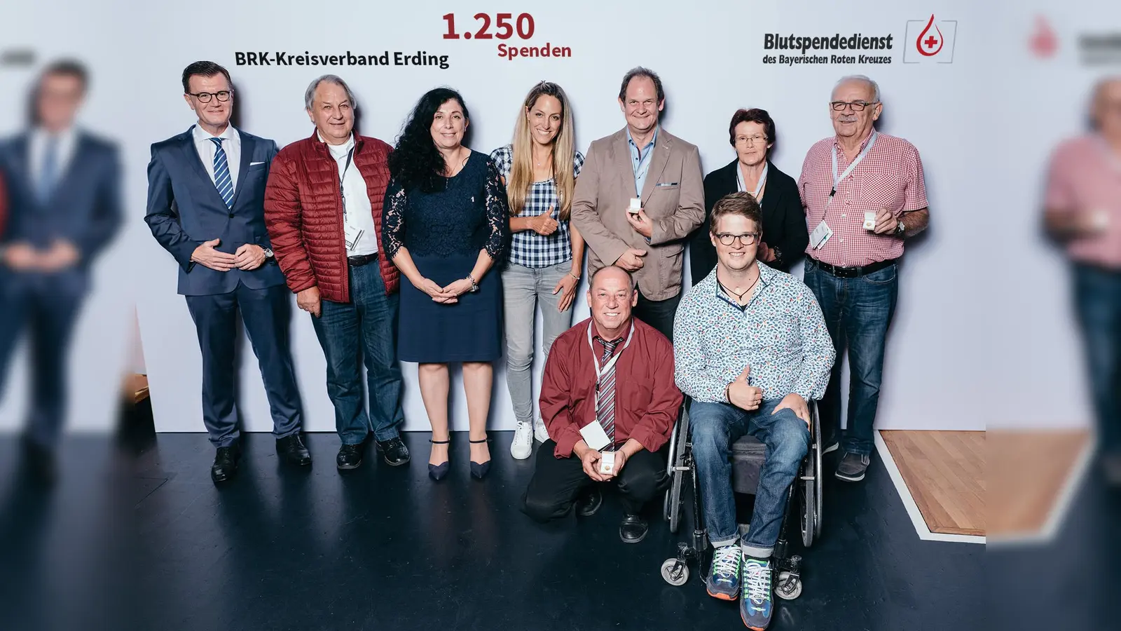 Blutspender aus dem Landkreis: Franz Elbauer, Marianne Huber, Sebastian Knoll, Werner Platzer, Georg Weiller, links: Georg Götz, Mitte: Gisela van der Heijden, daneben Gela Allmann, rechts: Felix Brunner.  (Foto: Guido Rehme)
