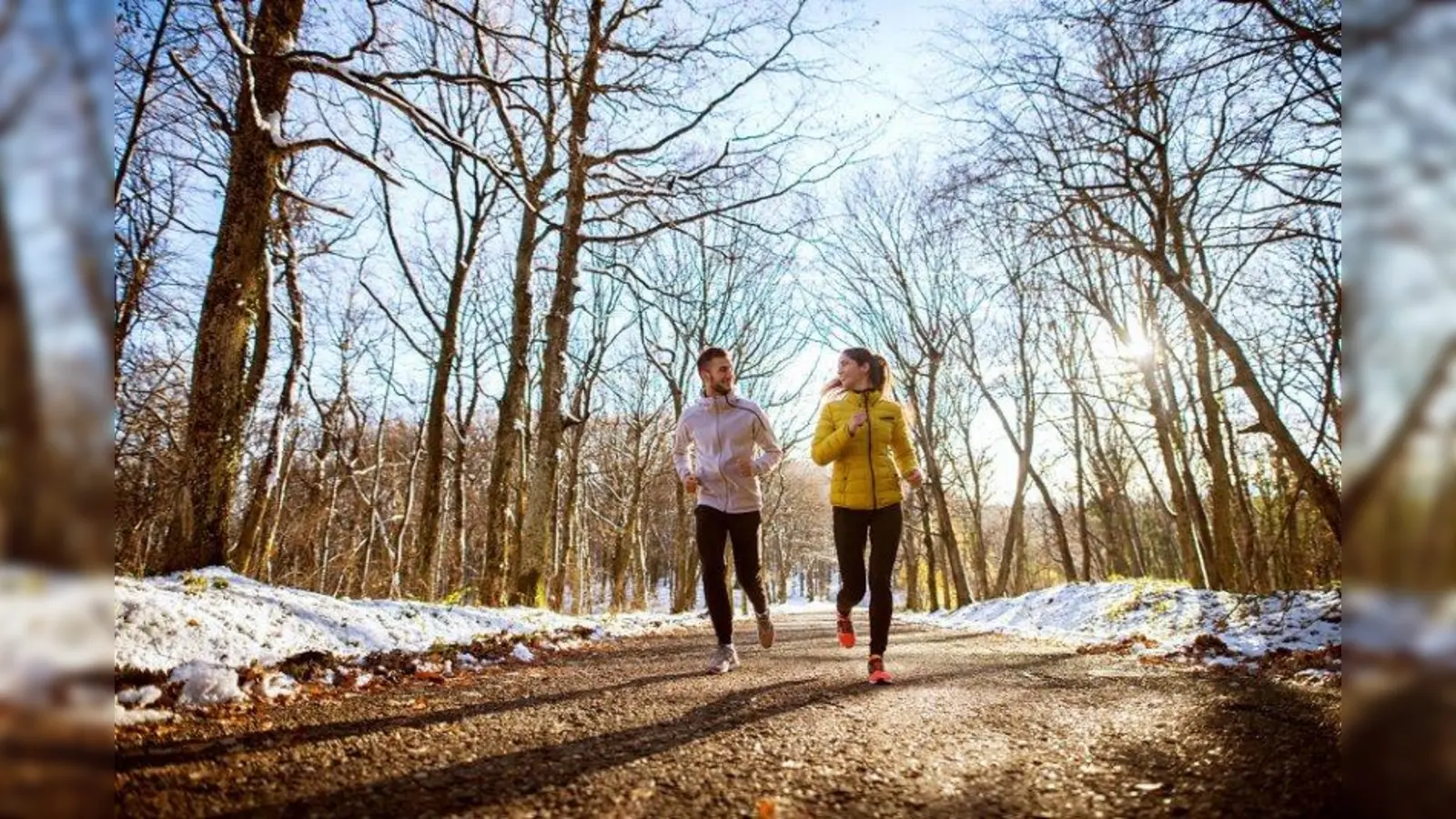 Sind die Temperaturen noch nicht zu kalt, ist Laufen mit der passenden Kleidung auch im Winter möglich. (Foto: ©  / fotolia.com)